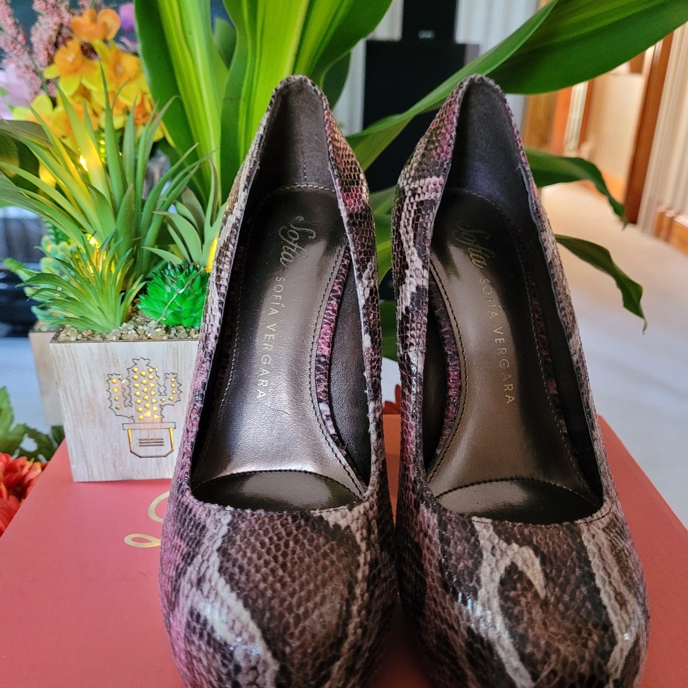 SOFIA VERGARA-  Animal Print- High Heels